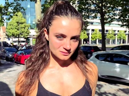 Cette femme gouine enlève sa belle lingerie avec son regard de salope