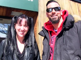 La fille dénudée nique de façon brutale avec la grâce d'une belle femme