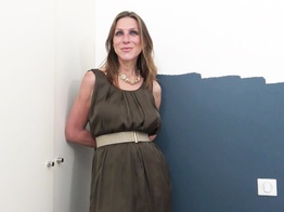 La mordue de sexe hard adore être baisée par le cul avec son regard de salope