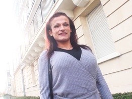 Cette petite traînée va se faire démonter dans un beau trio hhf avec la grâce d'une belle femme